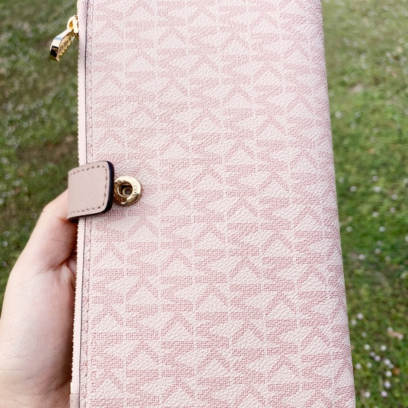 Gaby’sBags💕NWT Michael Kors double zip wristlet - Picture 2 of 10